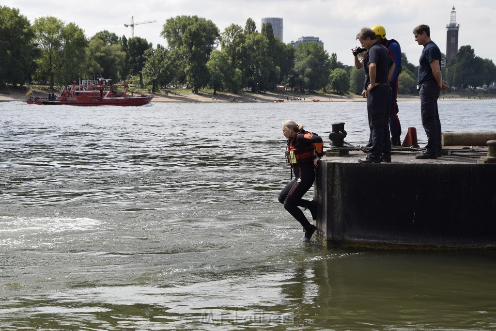 Uebung BF Taucher und Presse Koeln Zoobruecke Rhein P258.JPG - Miklos Laubert